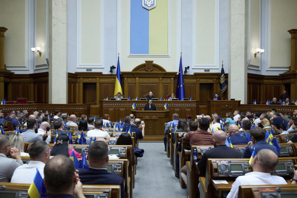 Predmetný návrh zákona, ktorý by agentúry podriadil priamo generálnemu prokurátorovi, v súčasnosti Ruslanovi Kravčenkovi, vstúpi do platnosti až po podpise Volodymyrom Zelenským. FOTO: TASR/AP