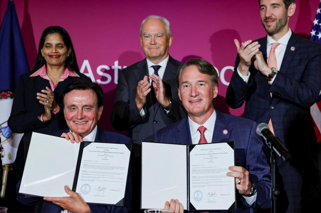 Generálny riaditeľ spoločnosti AstraZeneca Pascal Soriot a guvernér Virgínie Glenn Youngkin ukazujú dokumenty súvisiace s investíciou do výrobného závodu. FOTO: Reuters
