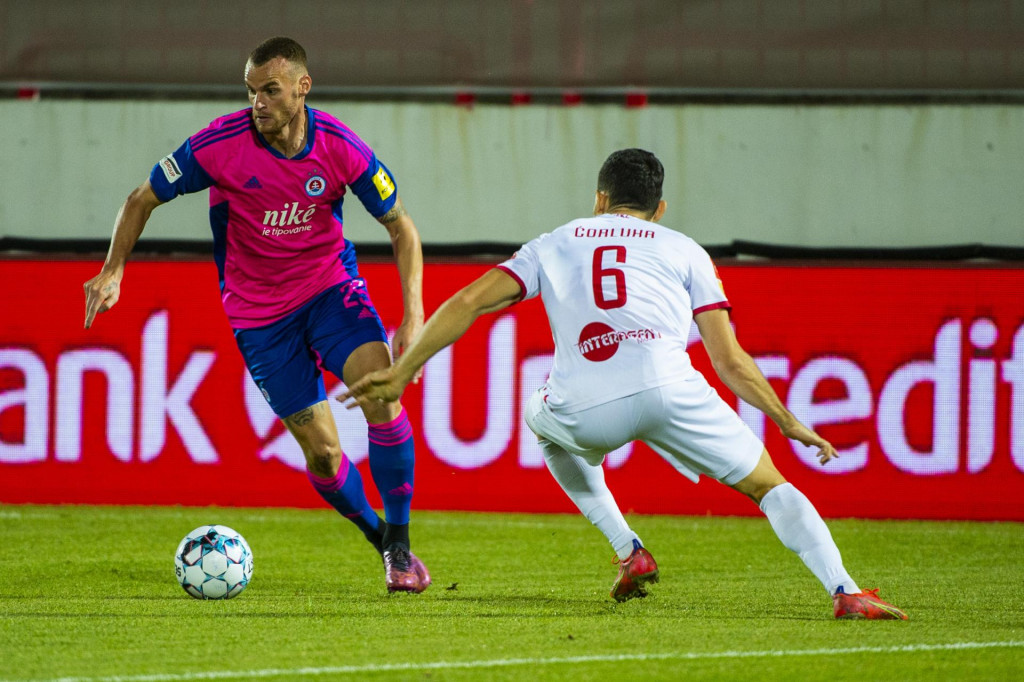 Proti HŠK Zrinjski Mostar odohral Lukáš Pauschek štyri duely v pohárovej Európe. Na snímke z augusta 2022 uniká odchovanec Slovana domácemu Josipovi Čorlukovi. FOTO: TASR/J. Kotian