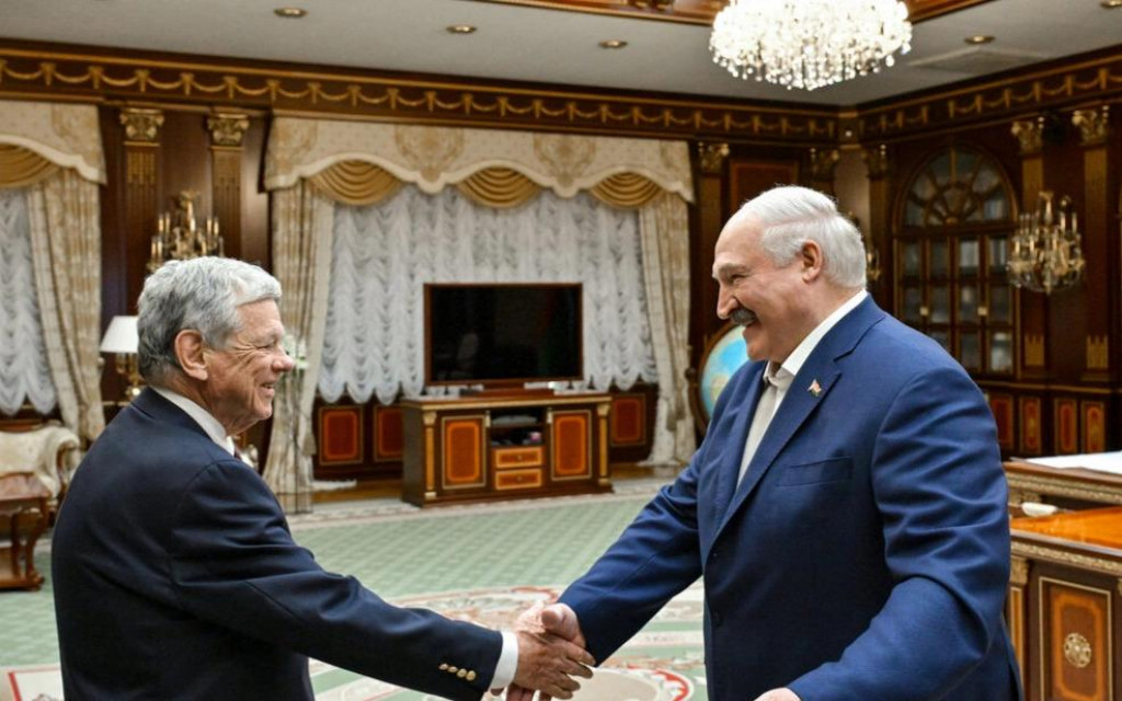 Bieloruský prezident Alexandr Lukašenko si podáva ruku s Johnom Coaleom. FOTO: Tlačová služba prezidenta Bieloruskej republiky