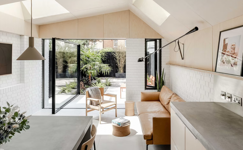 Nová prístavba odráža lásku majiteľov k škandinávskemu dizajnu, s čistými líniami a paletou materiálov z prírodného dreva, ktoré skvelo dopĺňajú bielo natreté odhalené tehlové steny. FOTO: French &Tye