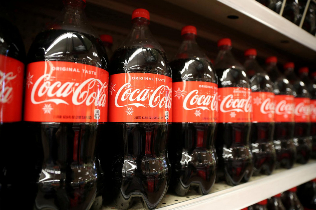 Americká nápojová spoločnosť Coca-cola v druhom štvrťroku zvýšila tržby. FOTO: Reuters