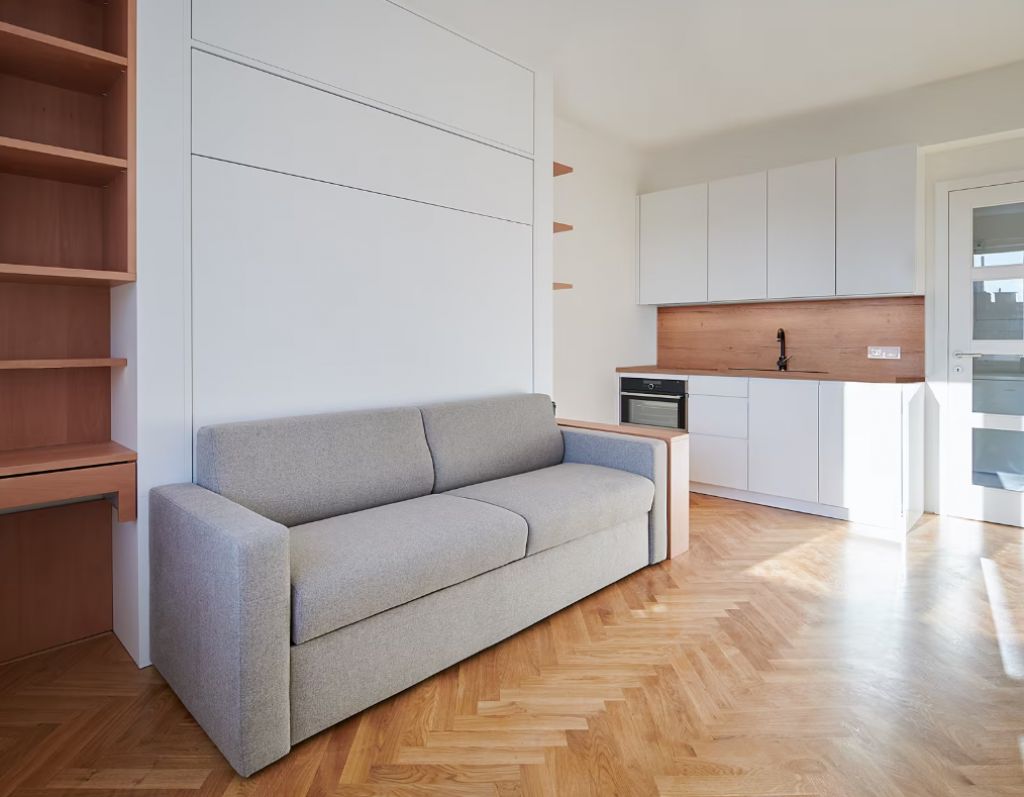 Špeciálny mechanizmus použitý pri stolíku umožňuje po vysunutí zložiť obe jeho malé časti do jednej roviny, a vytvoriť plnohodnotné pracovisko. FOTO: Jaroslav Kvíz