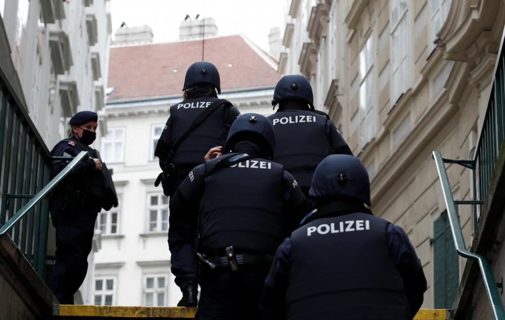 V bytovom dome, kde sa našli mŕtve telá, bývali obete zločinu aj podozrivý; či žili v tom istom byte, sa stále zisťuje. FOTO: REUTERS