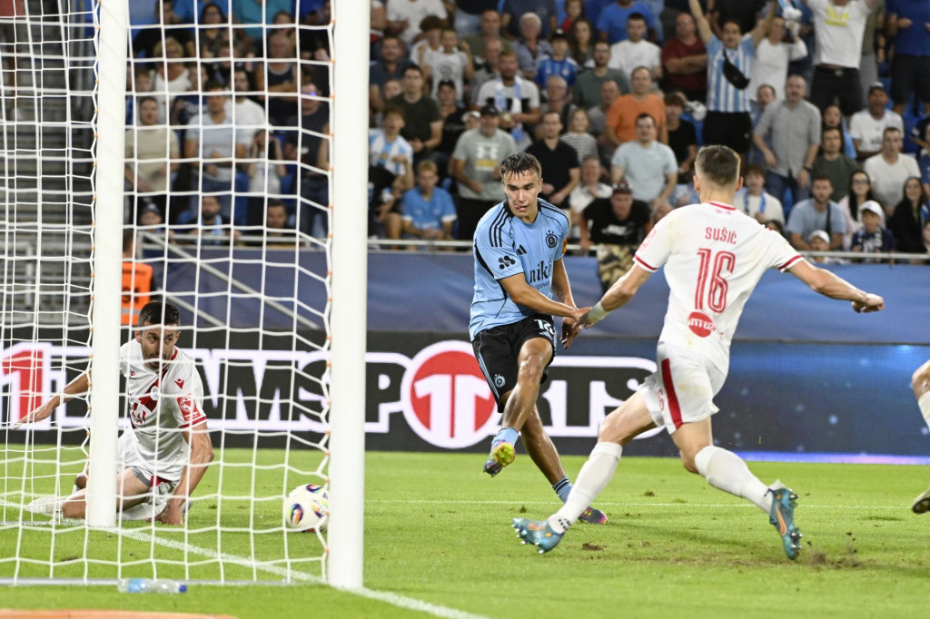 Na snímke uprostred David Strelec strieľa druhý gól počas stretnutia 2. predkola LM ŠK Slovan Bratislava - HŠK Zrinjski Mostar. FOTO: TASR/Pavel Neubauer