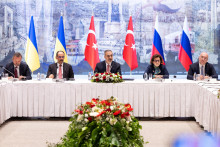 Takto priebehalo prvé kolo rokovaní medzi Ukrajinou a Ruskom v Turecku. FOTO: REUTERS/Arda Kucukkaya/Turkish Foreign M