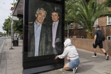 Aktivisti vyvesili plagát s americkým prezidentom Donaldom Trumpom a finančníkom Jeffreyom Epsteinom pri americkom veľvyslanectve v Londýne. FOTO: TASR/AP