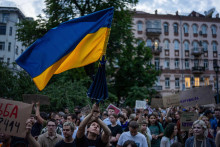 Demonštrant máva ukrajinskou zástavou počas protestu proti zákonu obmedzujúcemu autonómiu protikorupčných úradov. FOTO: TASR/AP
