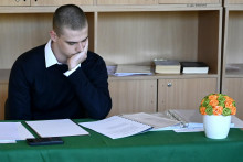 Na snímke maturant si vypracuváva odpovede počas písomnej prípravy na ústnu maturitnú skúšku. FOTO: TASR/Roman Hanc