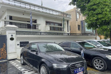 Luxusné autá s falošnými diplomatickými poznávacími značkami sú zaparkované pred prenajatou obytnou budovou, v ktorej fungovalo falošné veľvyslanectvo na okraji Naí Dillí. FOTO: TASR/AP
