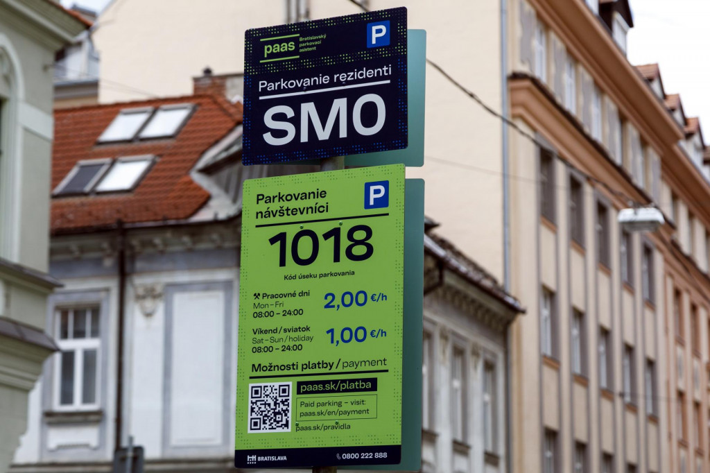 Predmetná zóna bude regulovaná v pracovné dni od 12.00 h do polnoci a v nedeľu od 18.00 h. V tomto čase bude parkovanie spoplatnené sumou jedno euro na hodinu. FOTO: TASR/Dano Veselský