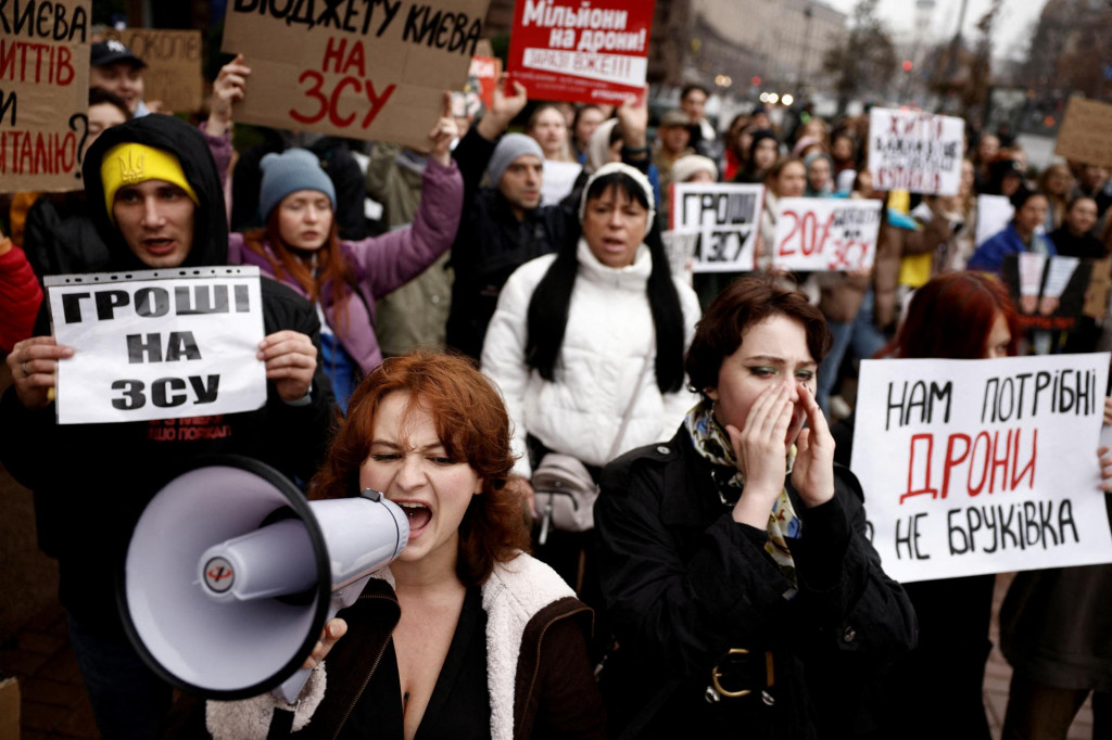 Ľudia sa zúčastňujú protestu odsudzujúceho korupciu a volajúceho po lepšom financovaní ozbrojených síl pred budovou mestskej správy v Kyjeve. FOTO: Reuters