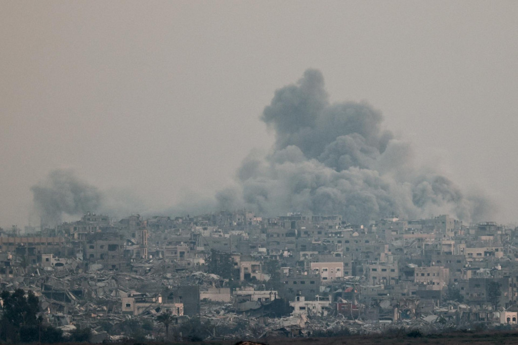 Na snímke stúpa dym po explozii v Pásme Gazy. FOTO: REUTERS