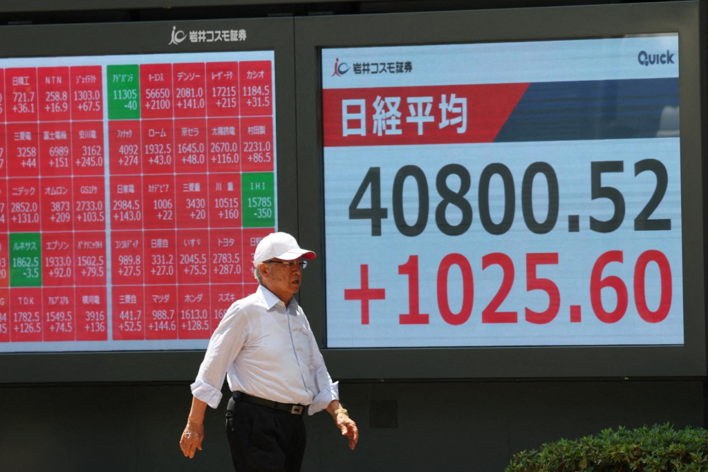 Japonské akcie výrazne posilnili. FOTO: Reuters