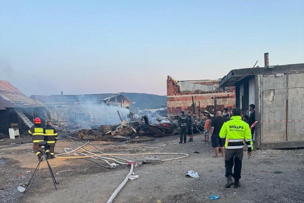 Požiar v osade v Spišskom Štiavniku. FOTO: FB/Úrad splnomocnenca vlády SR pre rómske komunity