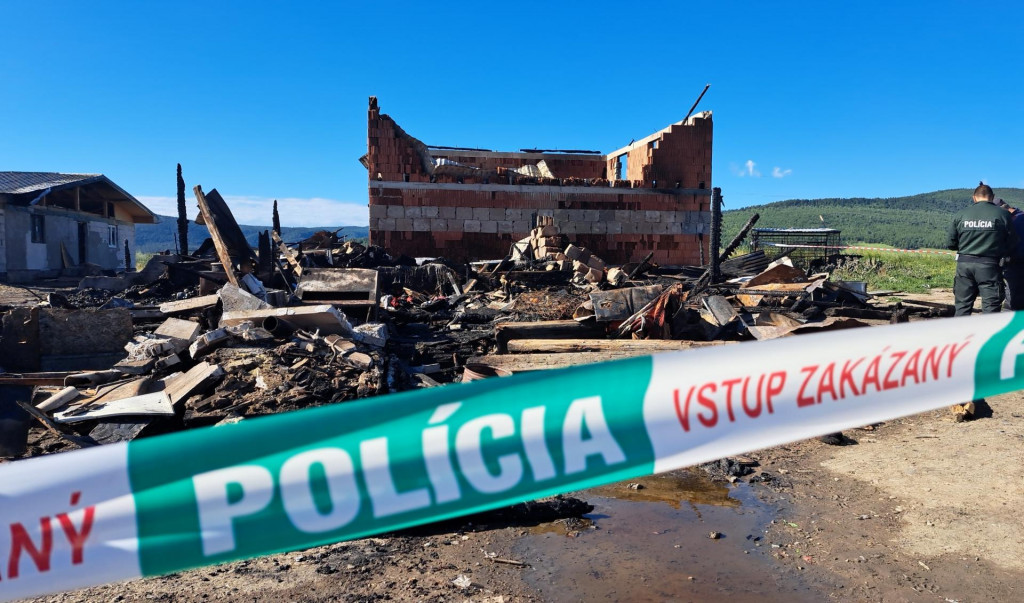 Na snímke zhorenisko v rómskej osade v Spišskom Štiavniku v okrese Poprad v stredu 23. júla 2025. FOTO: TASR/Adriána Hudecová