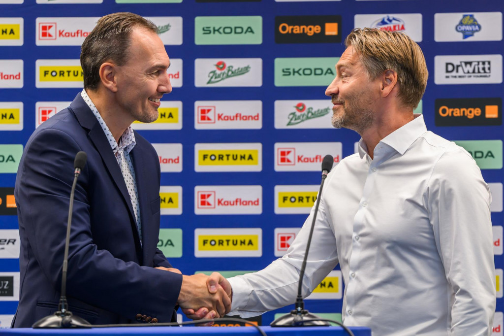 &Scaron;&eacute;f hokejov&eacute;ho zv&auml;zu Miroslav &Scaron;atan priv&iacute;tal vo funkcii nov&eacute;ho hlavn&eacute;ho tr&eacute;nera na&scaron;ej seniorskej reprezent&aacute;cie Vladim&iacute;ra Orsz&aacute;gha. FOTO: TASR/J. Nov&aacute;k