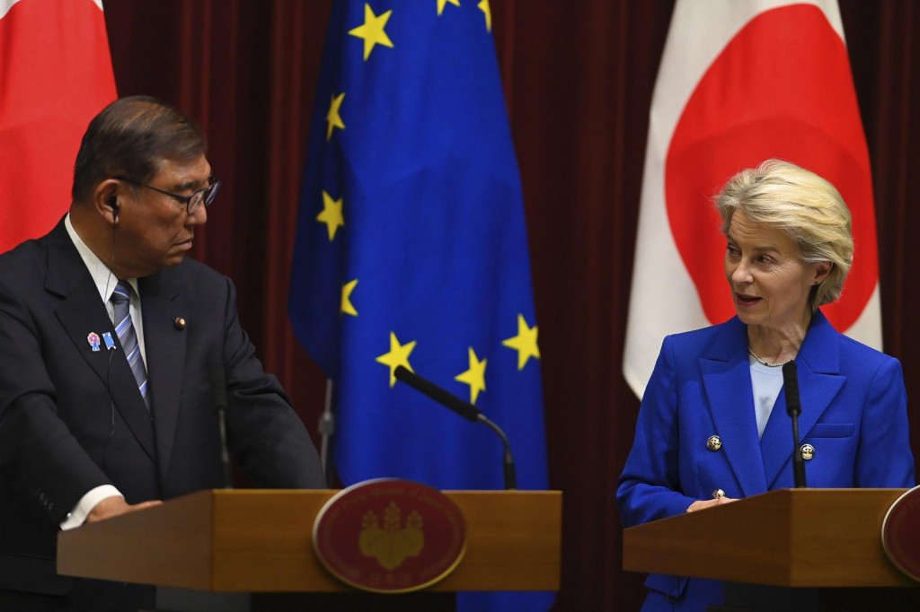 Na snímke sprava predsedníčka Európskej komisie Ursula von der Leyenová a japonský premiér Šigeru Išiba počas spoločnej tlačovej konferencie po stretnutí v Tokiu v stredu 23. júla 2025. FOTO: TASR/AP