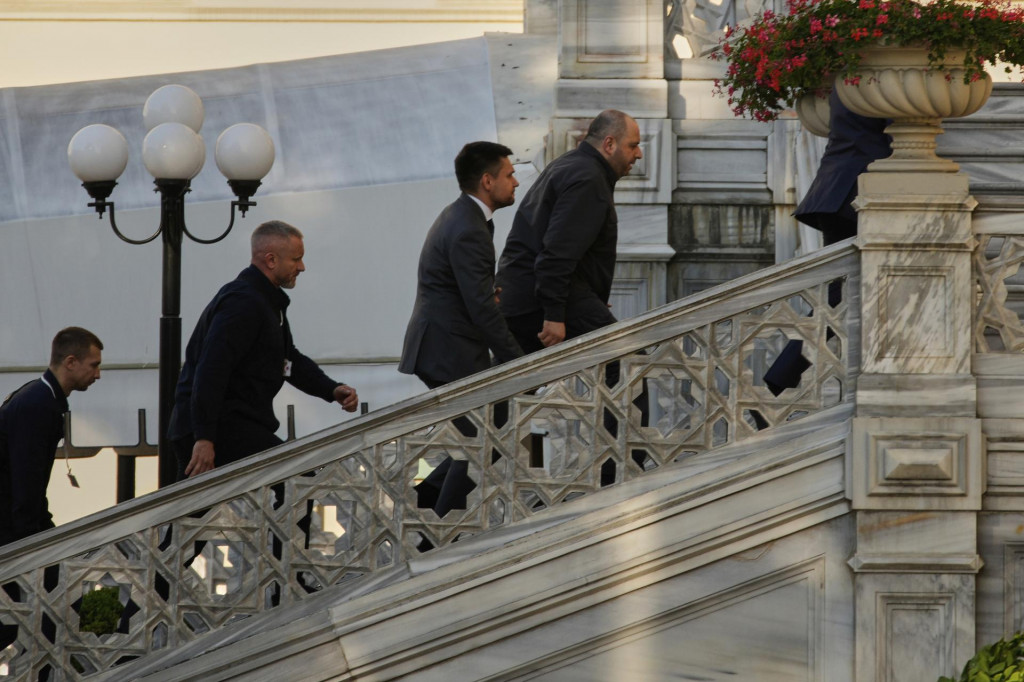 Bývalý ukrajinský minister obrany Rustem Umerov (vpravo) prichádza do paláca Ciragan, kde sa uskutoční ďalšie kolo rusko-ukrajinských rokovaní v tureckom Istanbule 23. júla 2025. FOTO:  TASR/AP