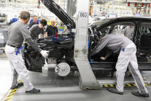 Ilustračná snímka pracovníkov v závode Volkswagen Slovakia Bratislava. FOTO: Peter Mayer