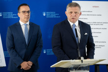 Na snímke zľava minister práce, sociálnych vecí a rodiny Erik Tomáš a predseda vlády Robert Fico počas kontrolného dňa na ministerstve práce. FOTO: TASR/J. Kotian
