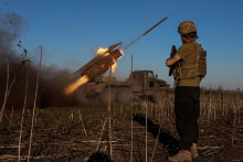 Na snímke ukrajinskí vojaci v rámci obrany odpaľujú z viacnásobného raketového systému BM-21 Grad na ruské jednotky neďaleko frontového mesta Pokrovsk. FOTO: REUTERS