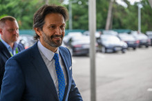 Na snímke vicepremiér a minister obrany SR Robert Kaliňák (vpravo, Smer-SD).