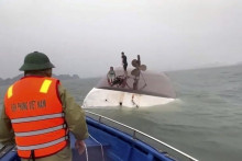 Na snímke zachránení ľudia na prevrátenej turistickej lodi v zátoke Ha Long vo Vietname. FOTO: TASR/AP