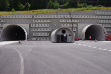Vo viac ako sedemkilometrovom diaľničnom tuneli Višňové nedávno ukončili betonáž oboch tunelových rúr. FOTO:TASR/M. Podmaník