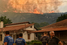 Plamene šľahajúce z lesného požiaru horiaceho v oblasti Feneos neďaleko Korintu v Grécku. FOTO: Reuters
