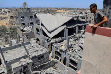 Podľa palestínskeho zdroja oboznámeného s priebehom rokovaní v katarskej Dauhe odpoveď obsahuje navrhované zmeny a doplnenia týkajúce sa toku humanitárnej pomoci, mapy oblastí, z ktorých by sa mala stiahnuť izraelská armáda, a záruky smerujúce k trvalému ukončeniu vojny. FOTO: REUTERS