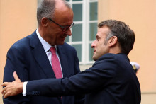 Nemecký kancelár Friedrich Merz víta francúzskeho prezidenta Emmanuela Macrona, ktorého ekonomika chradne. FOTO: REUTERS