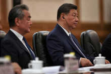 Sprava čínsky prezident Si Ťin-pching a čínsky minister zahraničných vecí Wang I počas summitu EÚ-Japonsko v Tokiu 24. júla 2025. FOTO: TASR/AP