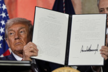Americký prezident Donald Trump ukazuje podpísané výkonné nariadenie po jeho prejave na summite o umelej inteligencii vo Washingtone 23. júla 2025. FOTO: TASR/AP