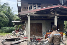 Na snímke pohľad na miesto po tom, ako Kambodža vypálila delostrelecké granáty na obytnú oblasť v thajskej provincii Surin 24. júla 2025. FOTO: TASR/AP