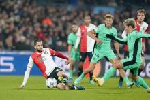 Dávid Hancko v zápase Ligy majstrov proti Atléticu Madrid. Po novom by už slovenský reprezentant mal obliekať dres 11-násobného španielskeho šampióna. FOTO: Profimedia.sk