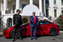 Americký prezident Donald Trump vedľa generálneho riaditeľa spoločnosti Tesla Elona Muska. FOTO: Reuters