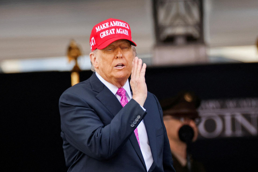 Biely dom na tvrdenia o tom, že bol Trump v máji Bondiovou oboznámený so spomenutými skutočnosťami, reagoval vyjadrením, že ide o „falošné správy“, uvádza stanica Sky News. FOTO: REUTERS