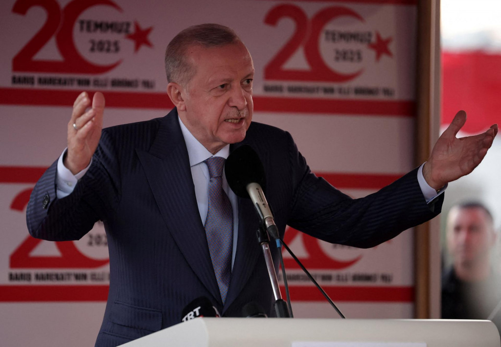 Turecký prezident Erdogan sa snaží o dohodu na ukončení ruskej agresie na Ukrajine. FOTO: Reuters