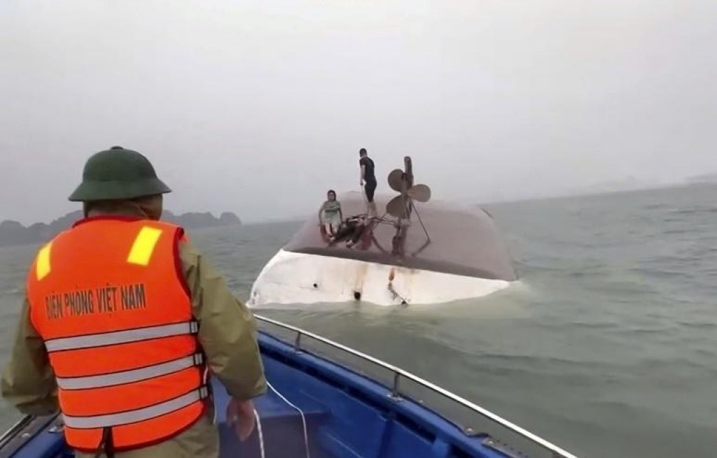 Na snímke zachránení ľudia na prevrátenej turistickej lodi v zátoke Ha Long vo Vietname. FOTO: TASR/AP