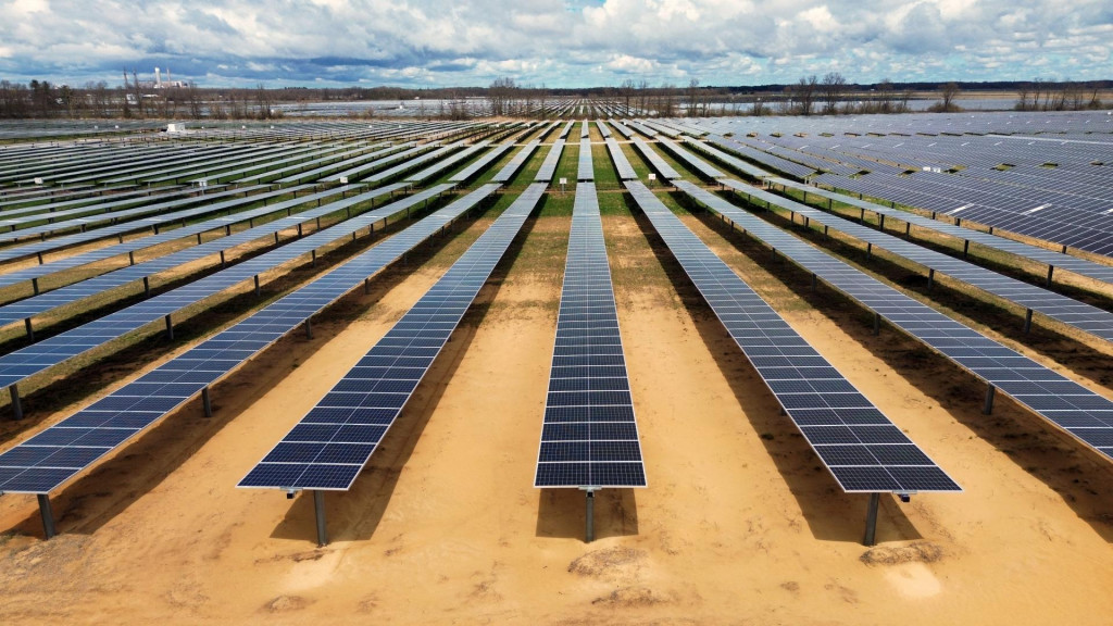 Medziročný pokles nových inštalácií, ak sa vyplní, bude prvý od roku 2015 a mohol by narušiť rýchly pokrok v prechode EÚ na čistú energiu. FOTO: Reuters