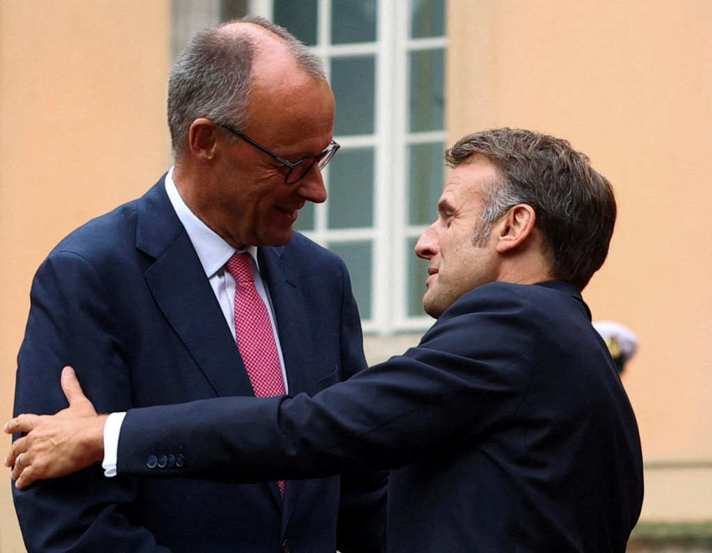 Nemecký kancelár Friedrich Merz víta francúzskeho prezidenta Emmanuela Macrona, ktorého ekonomika chradne. FOTO: REUTERS
