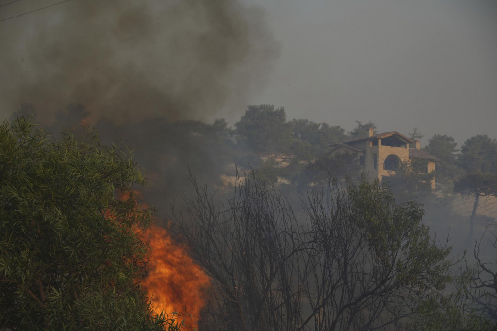 Dym stúpa počas rozsiahleho lesného požiaru v obci Souni v južnej časti ostrova Cyprus vo štvrtok 24. júla 2025. FOTO: TASR/AP