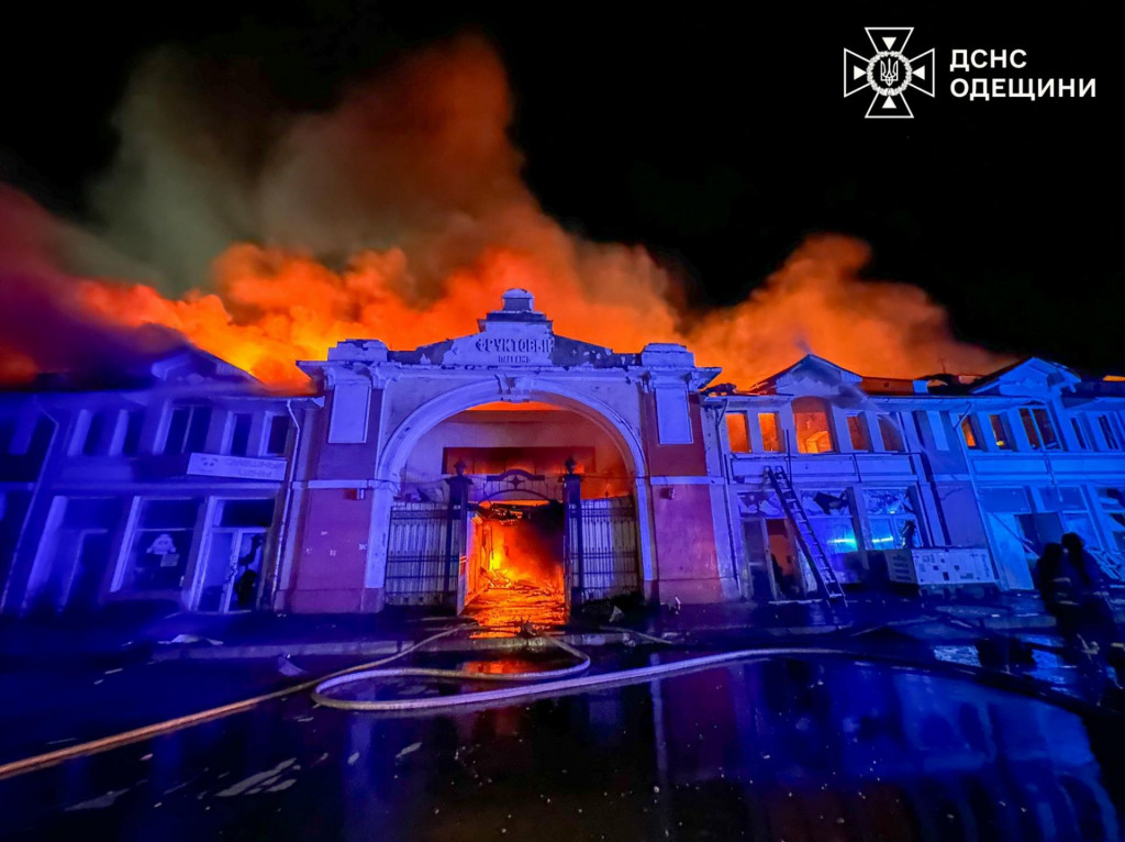 Záber po ruskom útoku na trh Pryvoz v ukrajinskej Odese. FOTO: FB/Головне управління ДСНС України в Одеській області (Štátna služba pre mimoriadne situácie)