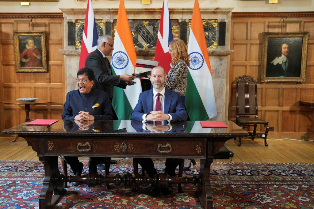Britský minister obchodu Jonathan Reynolds a jeho indický kolega Pijuš Gojal na slávnostnom ceremoniáli neďaleko Londýna. FOTO: REUTERS