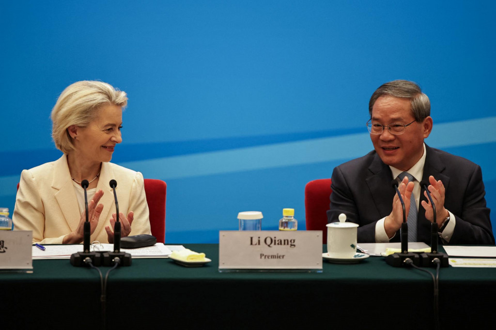Čínsky premiér Li Čchiang a predsedníčka Európskej komisie Ursula von der Leyenová na summite v Pekingu. FOTO: REUTERS