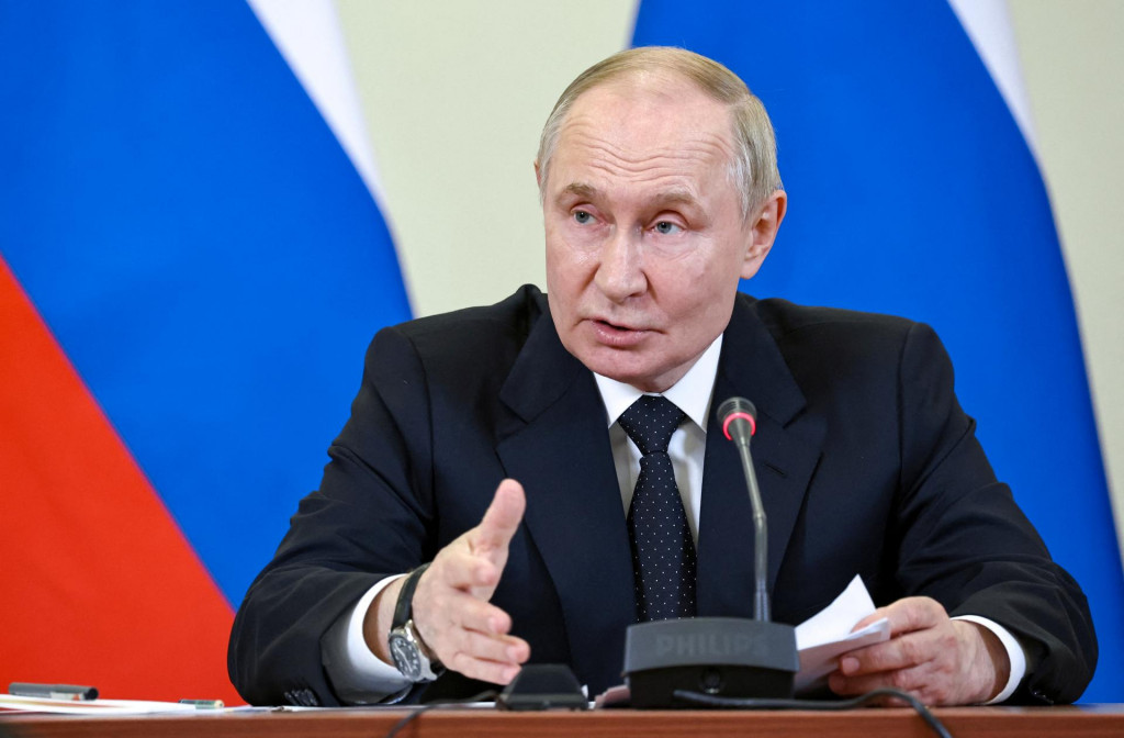 Ruský prezident Vladimir Putin na mítingu admirálov ohľadne stratégie vývoja ponoriek v Severodvinsku. FOTO: Reuters