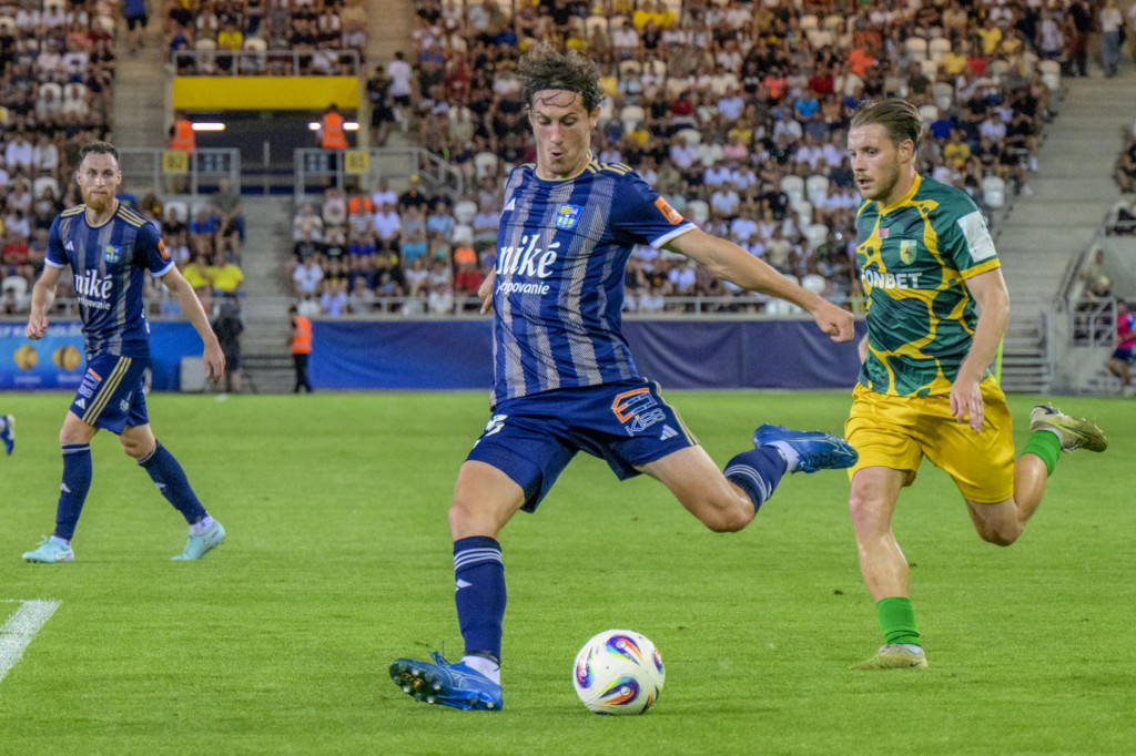 Na snímke v strede Matej Madleňák (Košice) počas prvého zápasu 2. predkola futbalovej Konferenčnej ligy FC Košice - FC Neman Grodno. FOTO: TASR/Veronika Mihaliková