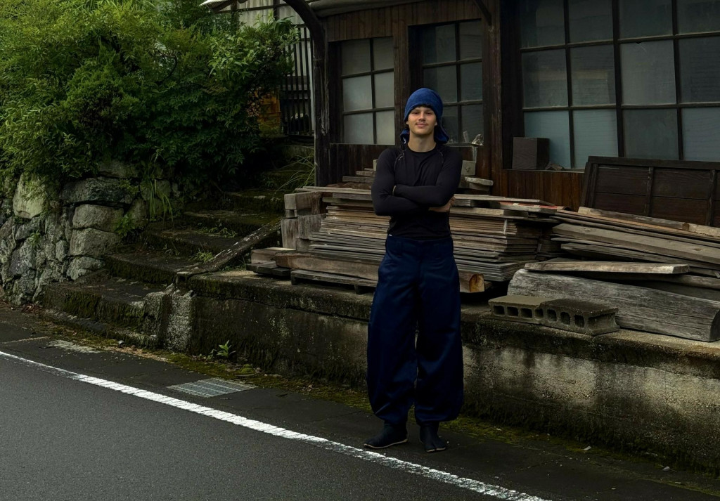 V&iacute;tek pracuje na matcha farme.