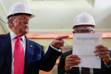 Americký prezident Donald Trump a predseda Federálneho rezervného systému Jerome Powell počas prehliadky budovy Federálneho rezervného systému. FOTO: Reuters
